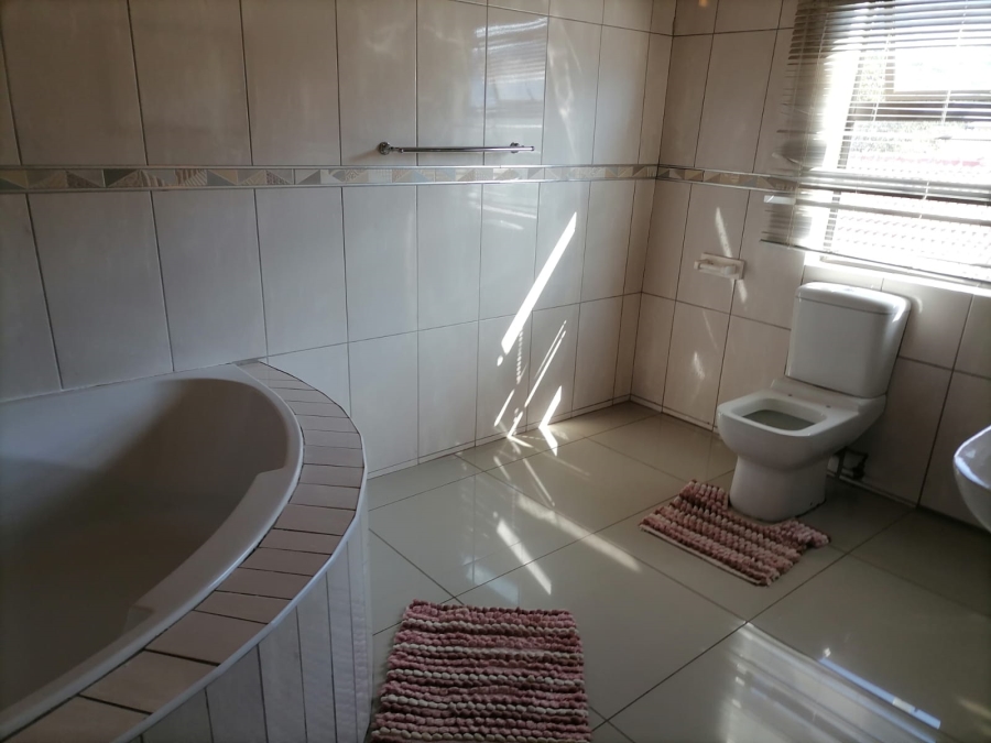 5 Bedroom Property for Sale in Tlhabane West North West